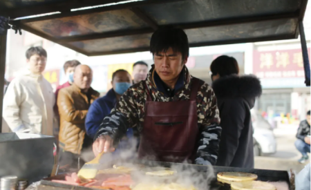 灌饼摊主酷似周杰伦 保定灌饼哥撞脸周杰伦走红,他的生意有因此火爆吗